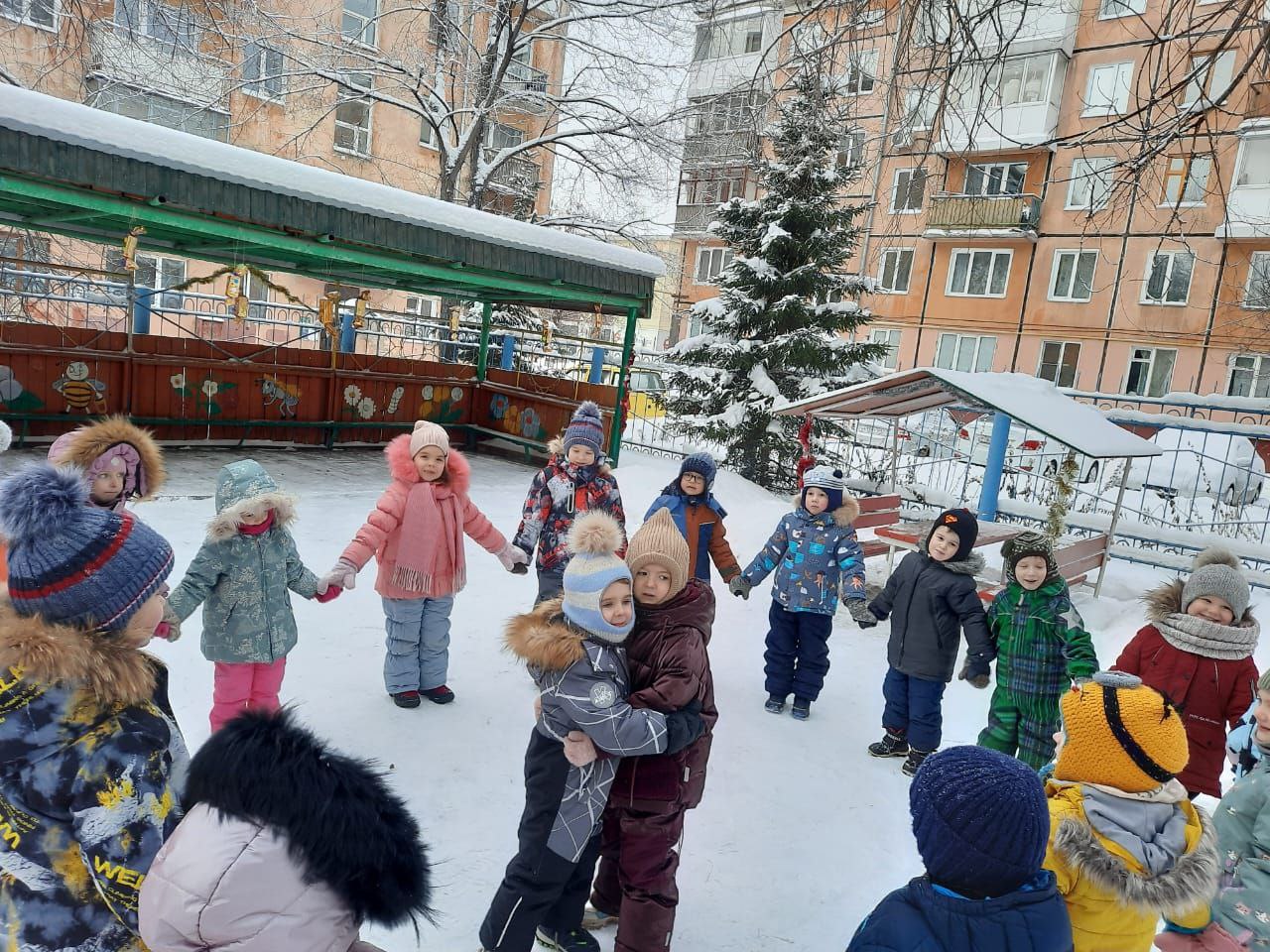 🎉🎊 С 25 по 28 декабря в дошкольном уровне МБОУ «Гимназия №1» прошли спортивные мероприятия под названием «Зимние забавы»! ❄️⛄️