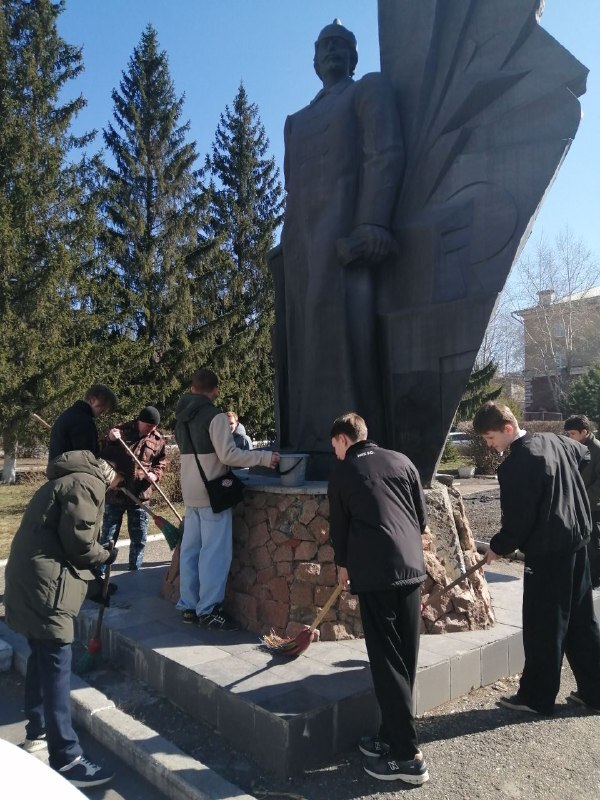 🌟 Учащиеся Гимназии № 1 приводят в порядок памятники Центрального района г. Кемерово!